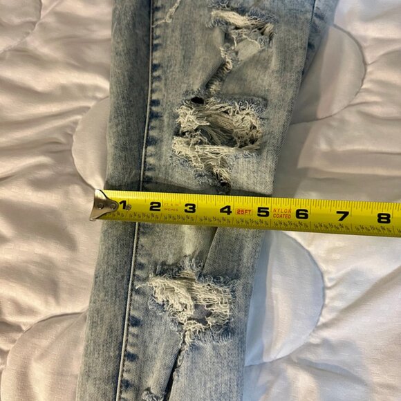Light-Wash American Eagle Jeans Size 4 Inseam 25 inches straight - Picture 8 of 11